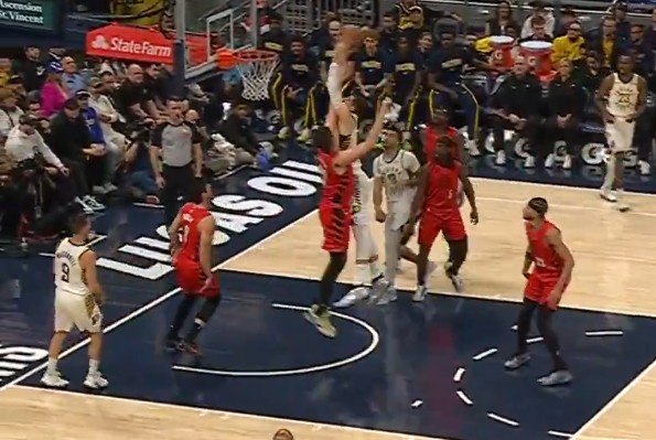 先声夺人！麦康纳击地妙传 祖巴茨跟进双手隔扣克林根2+1！