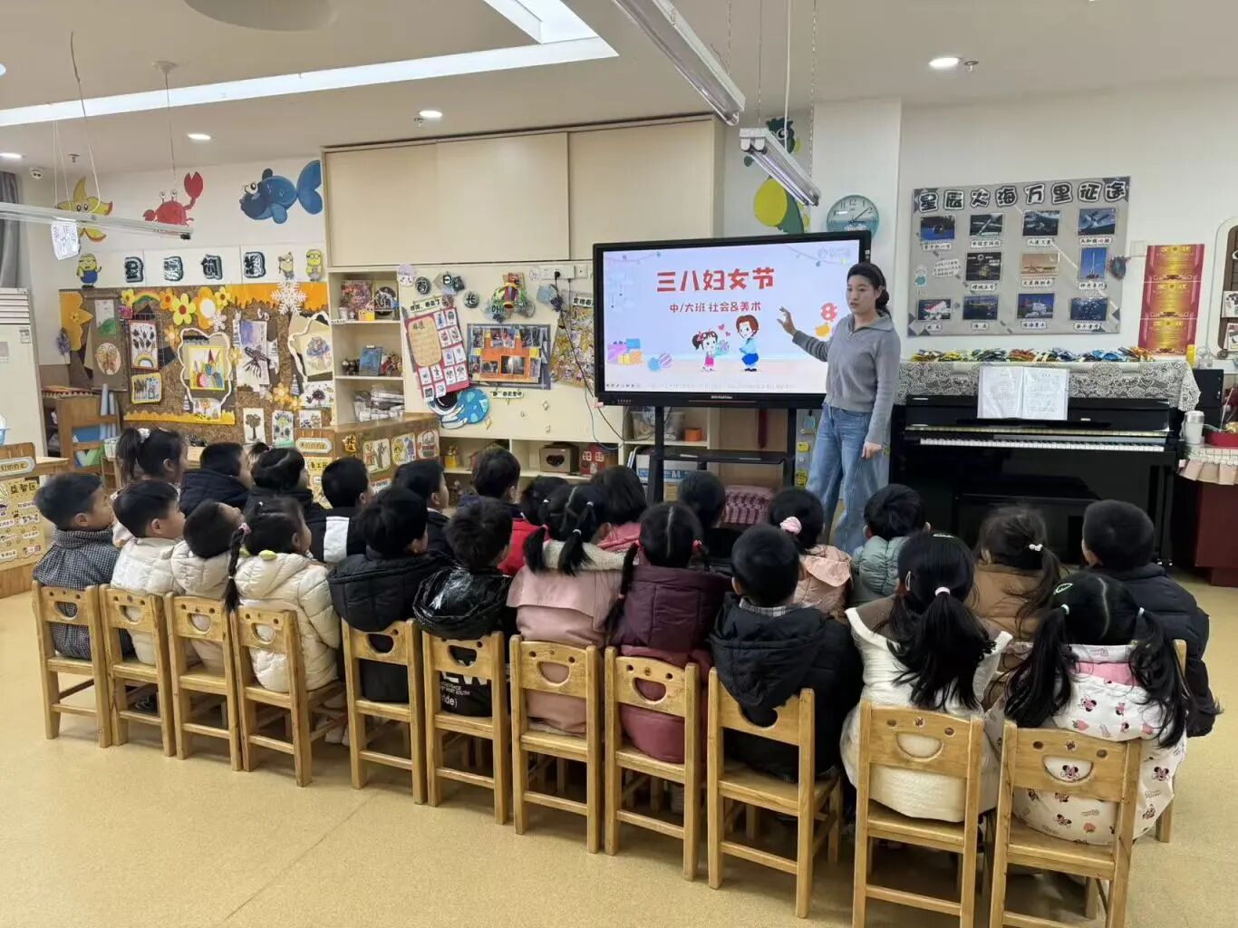 春风启新程 童心敬芳华 沣东一幼开展三八妇女节主题活动