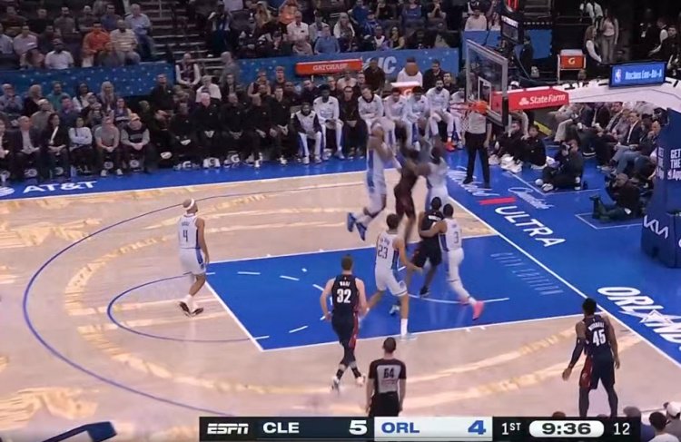 节奏很稳！哈登倚住防守左路突破 高抛打板轻松命中