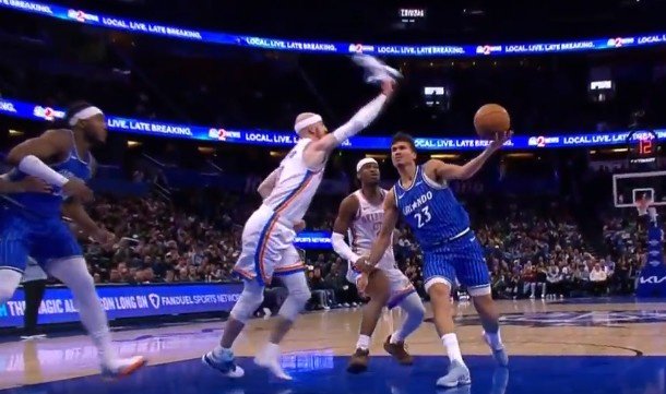 顶级‘鞋’防！卡鲁索鞋掉了&手拿着鞋盖帽席尔瓦 2分算还被吹T！