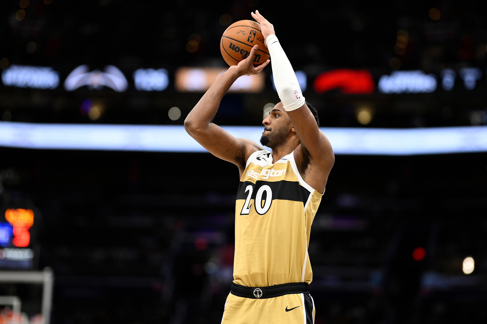 攻防俱佳！萨尔半场9中5拿下全队最高13分外加4板2断4帽