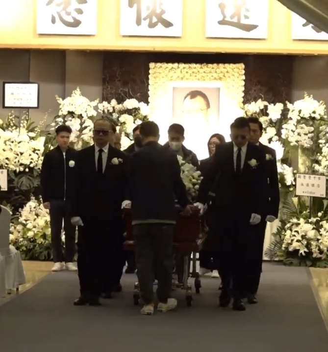 许绍雄出殡，欧阳震华、苗侨伟等8位男星为他扶灵