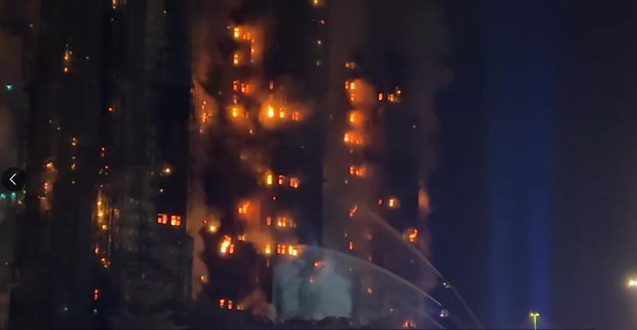 香港大埔火灾致14人不幸遇难，涉事楼房正维修外墙搭有棚架并覆盖棚网，专家曾分析此类火势猛烈蔓延的三因素