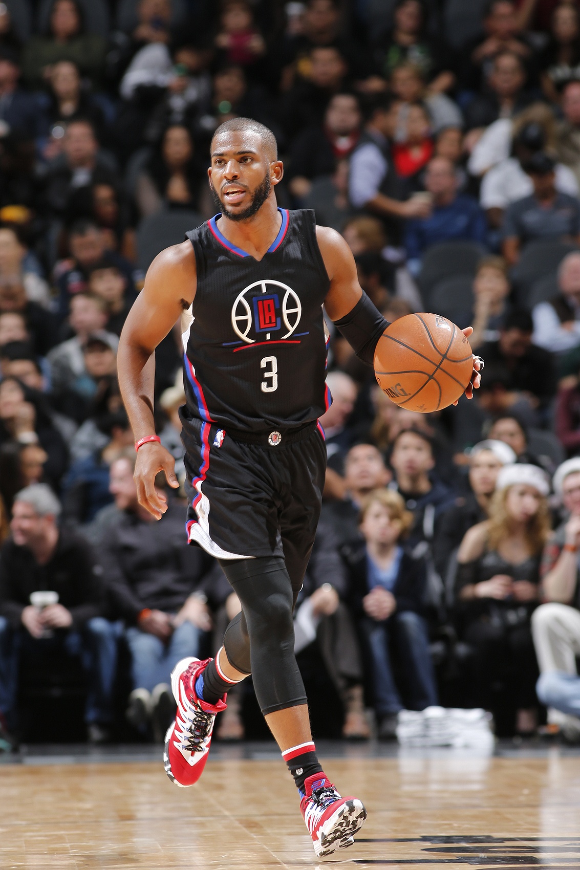 保罗生涯至今12次入选全明星 11次最佳阵容 6次抢断王 5次助攻王