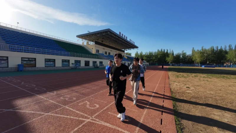 人均瘦10斤，49岁老爸组团带全宿舍减重