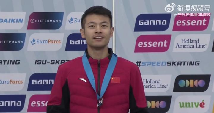 宁忠岩摘银新赛季首夺牌 高亭宇重返世界杯领奖台