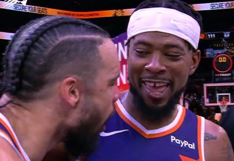 狼性十足!古德温赛后接受采访 狄龙上前对着话筒学了四声狗叫