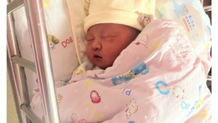 刚满月，宝宝有这2种表现，说明已经认母