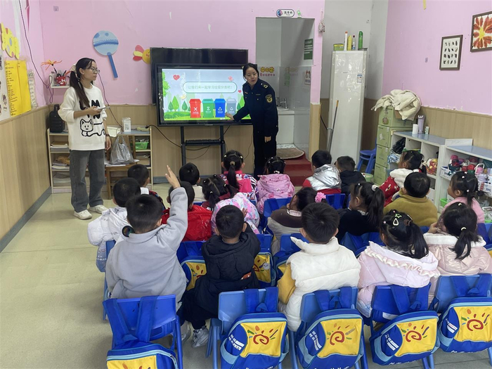 小手拉大手，垃圾分类与你“童”行