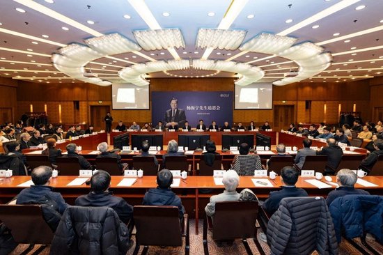 翁帆首次发声追忆杨振宁，含泪发言几度哽咽