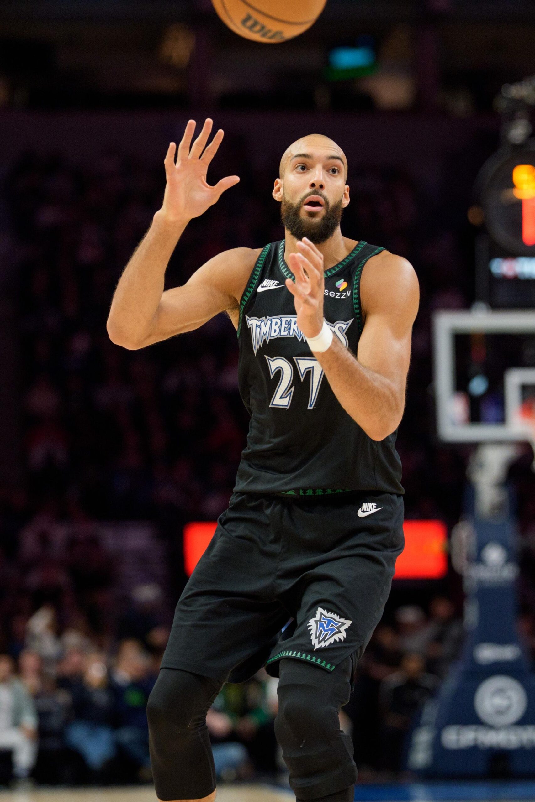 戈贝尔：有时更倾向于点抢篮板 这和身体疲劳&对手卡我的手有关