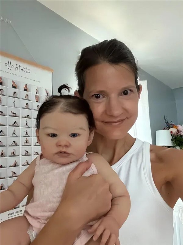 养育20个重生娃娃 美国女子靠扮演“妈妈”年入百万