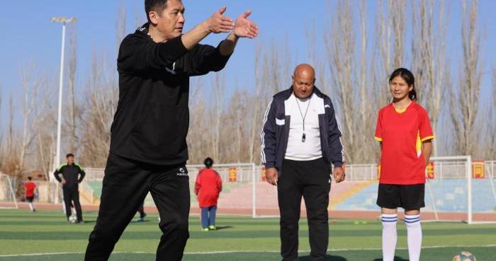 前国脚杨晨亮相“喀什杯” 寄语新疆青少年勇敢追梦