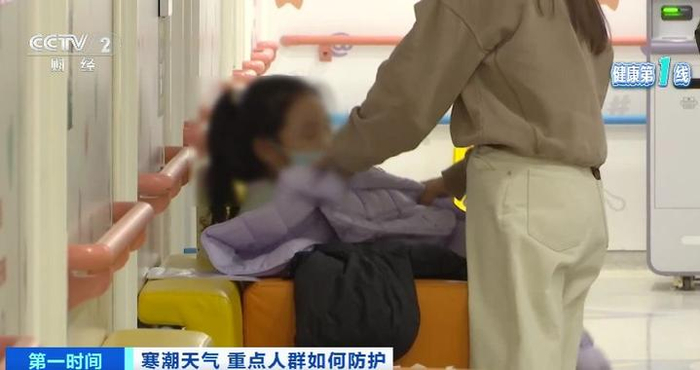 天冷给孩子狂加衣？发烧马上喂药捂汗？你的“常识”可能在坑娃