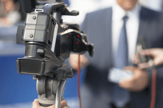 《自然》评出年度十大科学人物 梁文锋和杜梦然入选