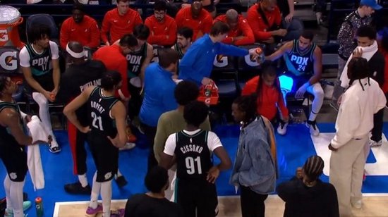 杨瀚森现在仍需翻译？解说：留过学的都知道英语再好也得适应几月