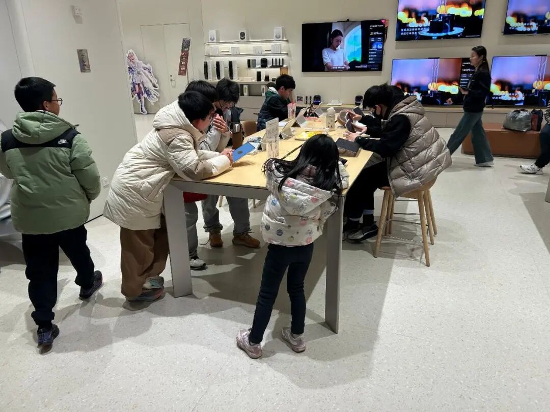 “想管也管不了，家长都不管！”商场里的手机店，咋成了“儿童网吧”？