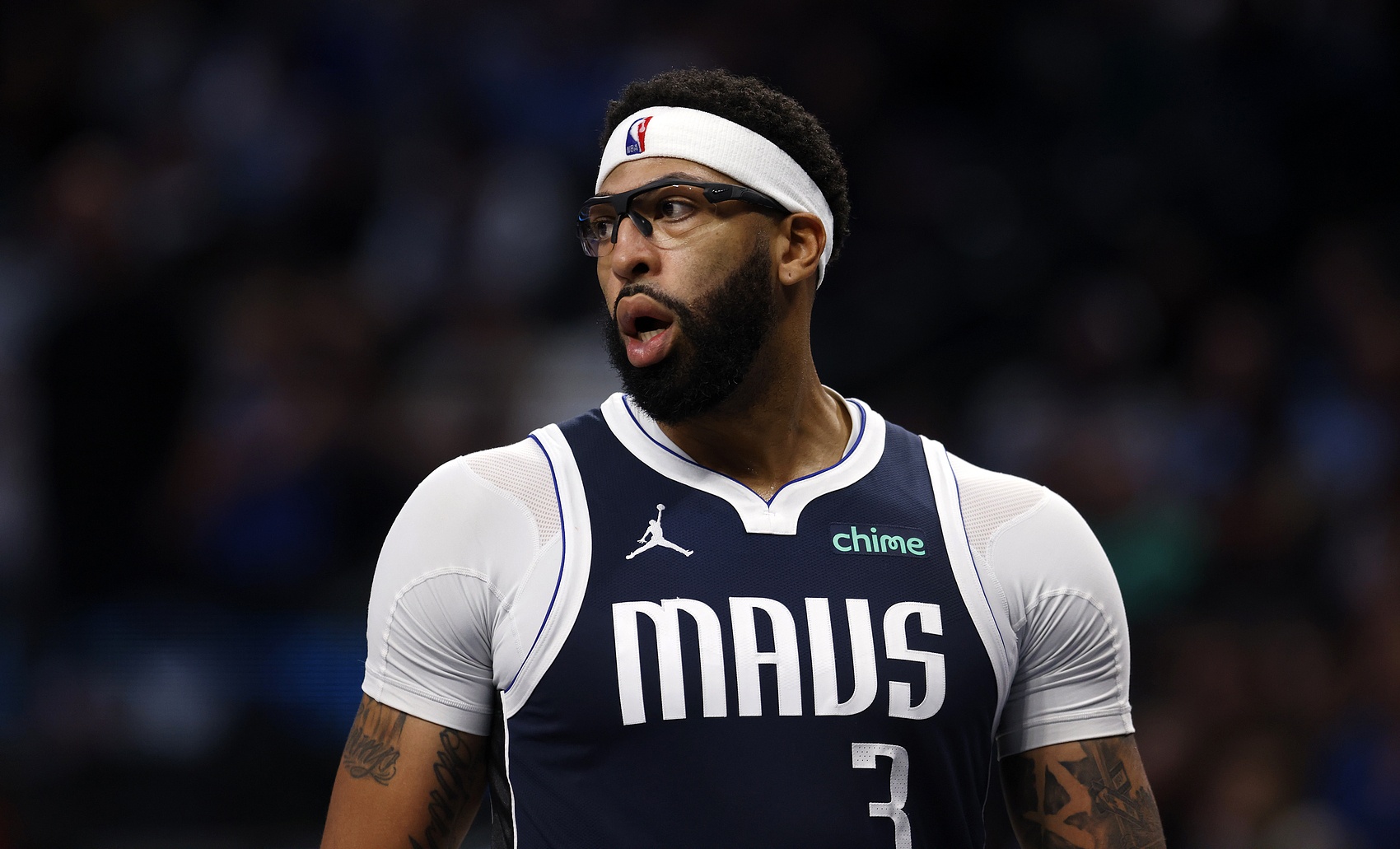 队记：浓眉倾向留队并在今夏获得续约 独行侠交易他并不容易