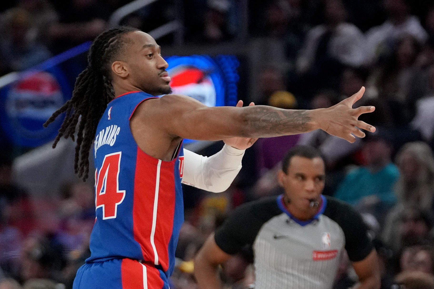 坐稳主要轮换位置!詹金斯弧顶从容命中首节压哨三分球