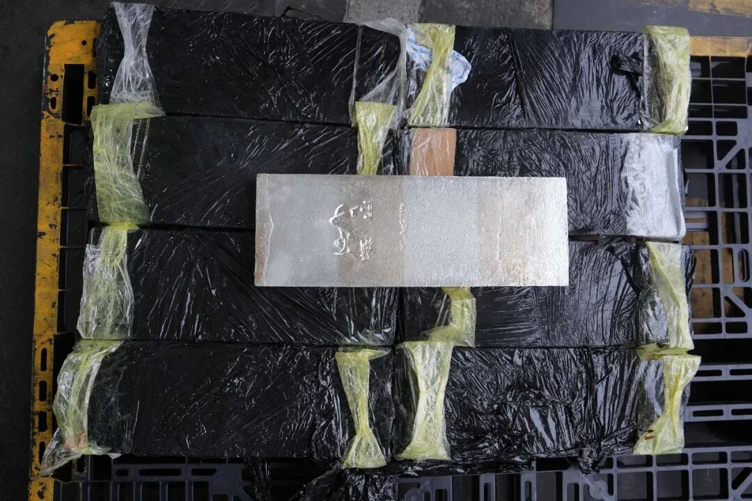 货车油箱里发现9块银砖，重134公斤，价值428.8万元！司机当场傻眼