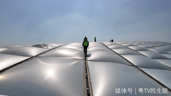 我在云端修“天面” “空中美容师”守护旅客团圆梦