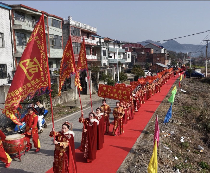 90位外嫁女集体回村过年，当事人：这是娘家最珍贵的礼物，见到了多年未见的小伙伴