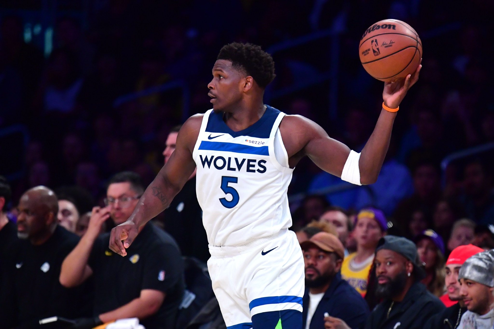 Shams:和联盟很多人聊过 若扩军森林狼最可能被划去东部