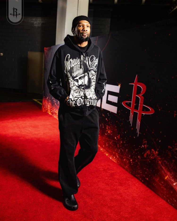 火箭众将红毯秀：杜兰特经典小帽造型 申京粉色衬衫小清新